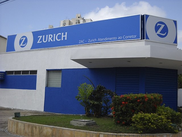 Fachada da Zurich com letreiro, feita pela Belplac