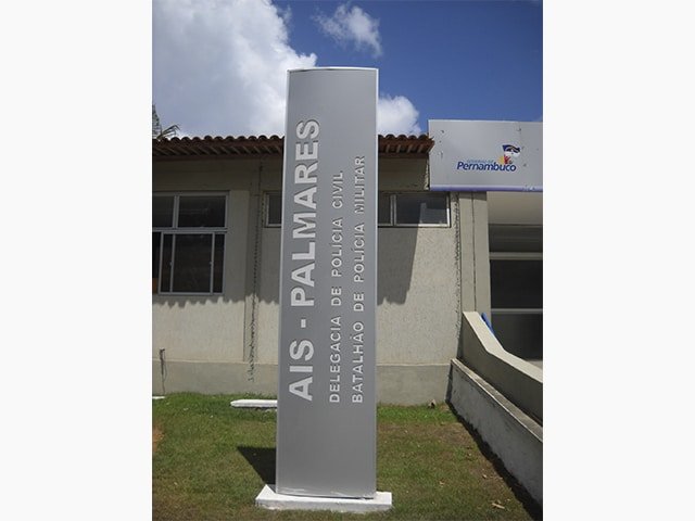Totem da AIS Palmares, das polícias Civil e Militar, fabricado pela Belplac