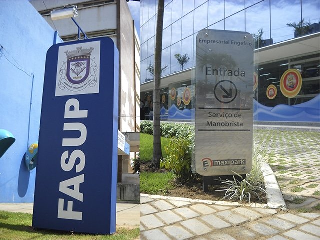 Totens da FASUP e de entrada de empresarial, fabricados pela Belplac