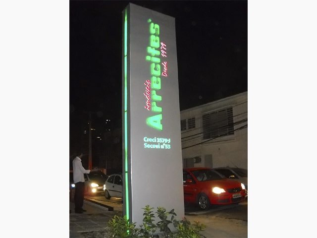 Totem luminoso da Imobiliária Arrecifes, fabricado pela Belplac