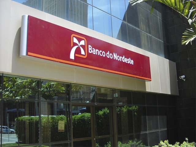 Letreiro do Banco do Nordeste na fachada, feito pela Belplac