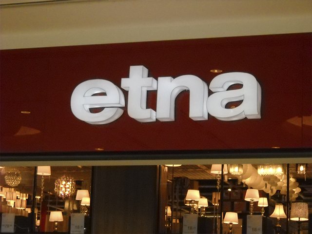 Fachada da loja Etna com letreiro, feita pela Belplac