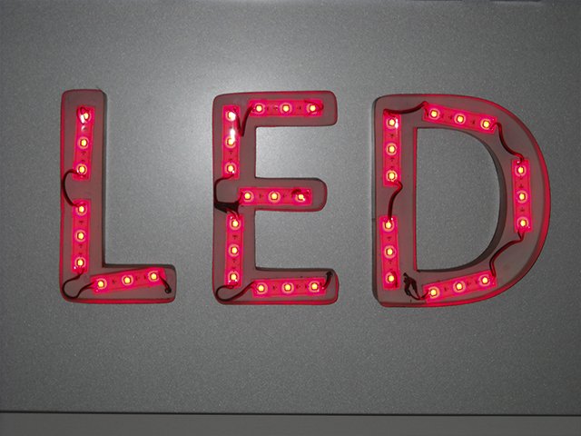 Letras com lâmpadas de LED aparentes, feitas pela Belplac