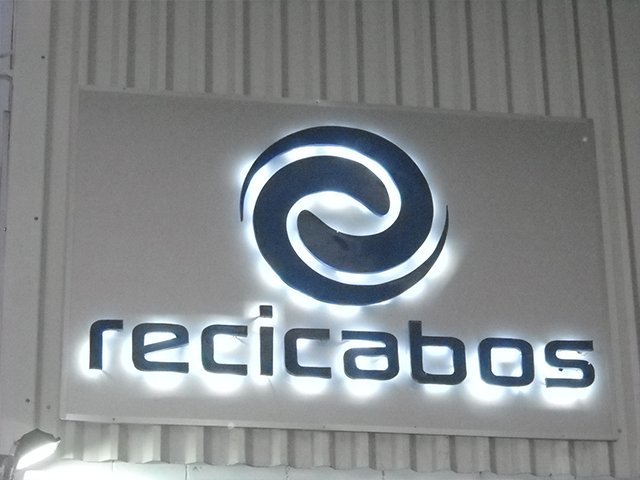 Letreiro com iluminação da Recicabos, feito pela Belplac