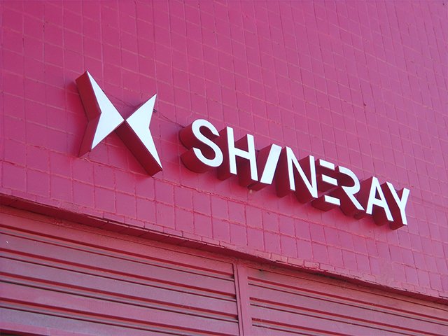 Fachada da Shineray com letras caixa, feita pela Belplac