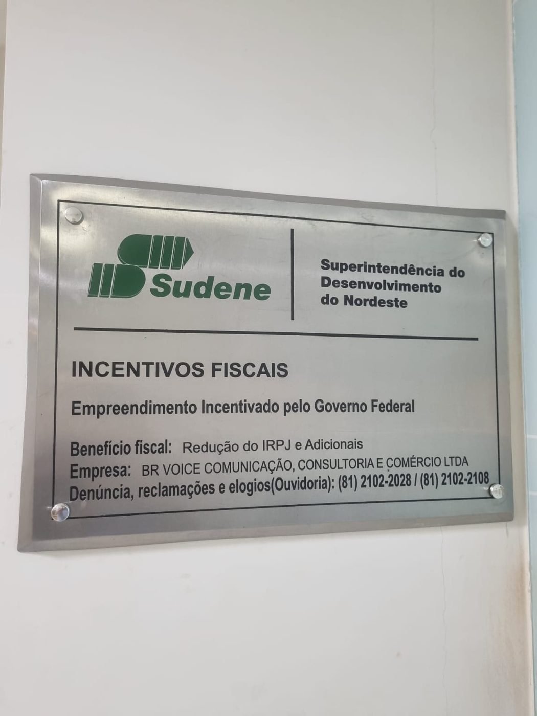 Placa SUDENE em aço inox gravado em baixo relevo fabricada pela Belplac para a BR Voice