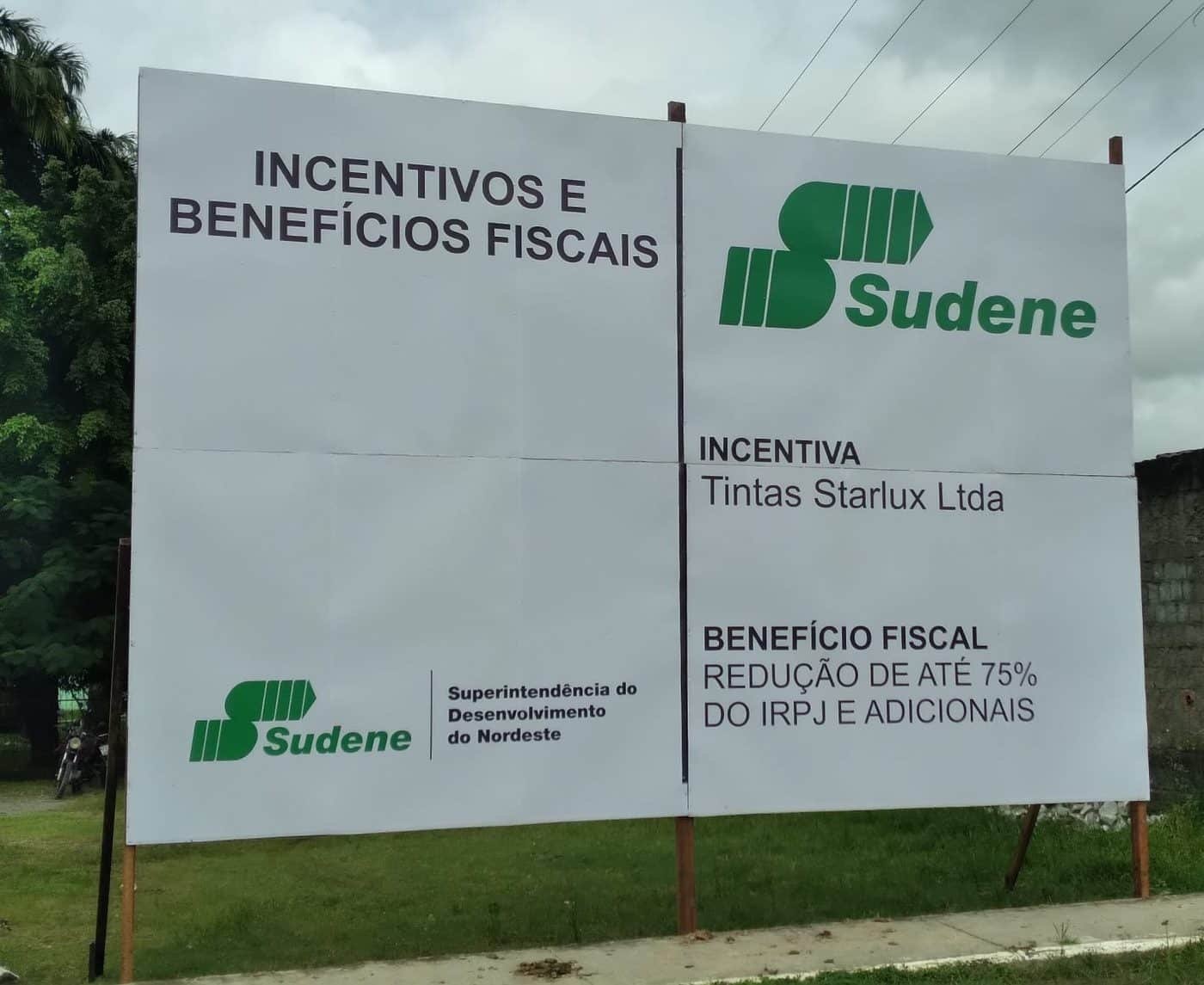 Placa SUDENE com a informação de redução de até 75% do IRPJ, fabricada pela Belplac para a Tintas Starlux