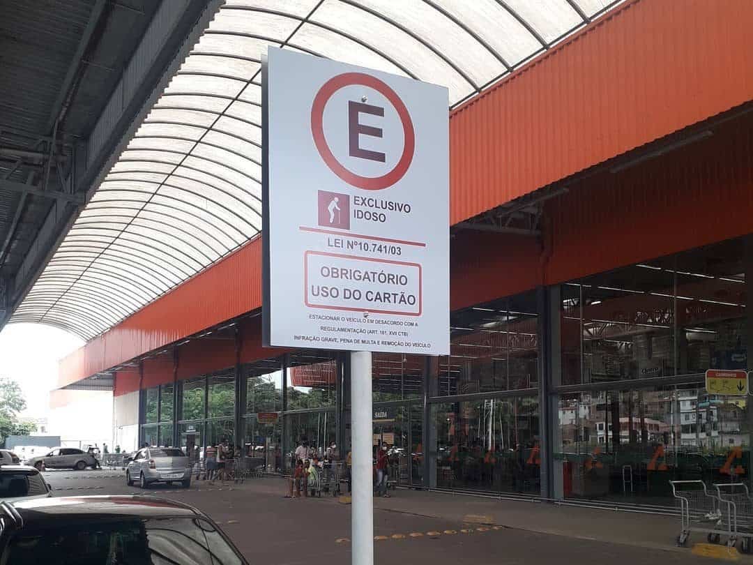 Placa de vaga exclusiva para idoso instalada pela Belplac no estacionamento de um atacadista