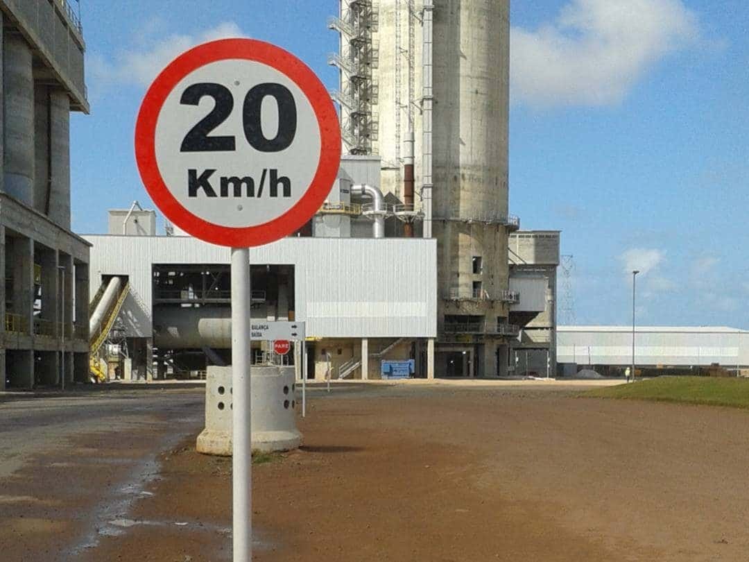 Placa de velocidade máxima de 20 km/h instalada pela Belplac no pátio de uma fábrica de cimento