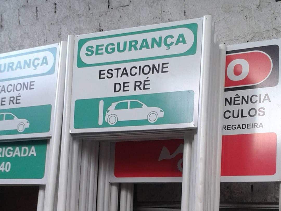 Placas de sinalização de segurança Estacione de Ré fabricadas pela Belplac