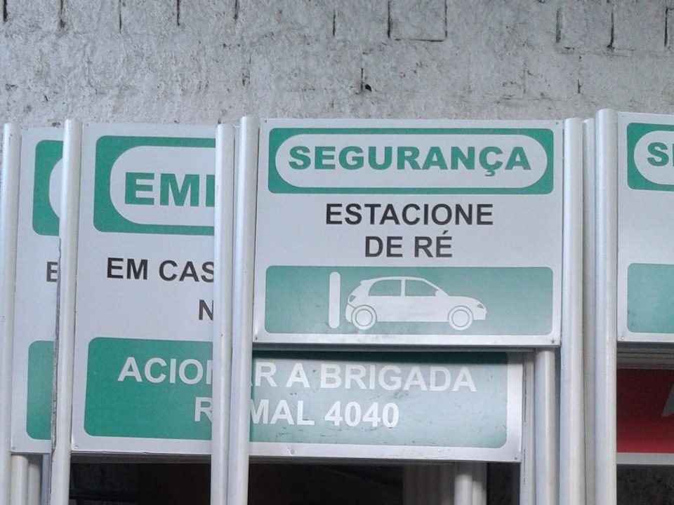 Conjunto de placas de sinalização de segurança montadas em poste, fabricadas pela Belplac em Recife