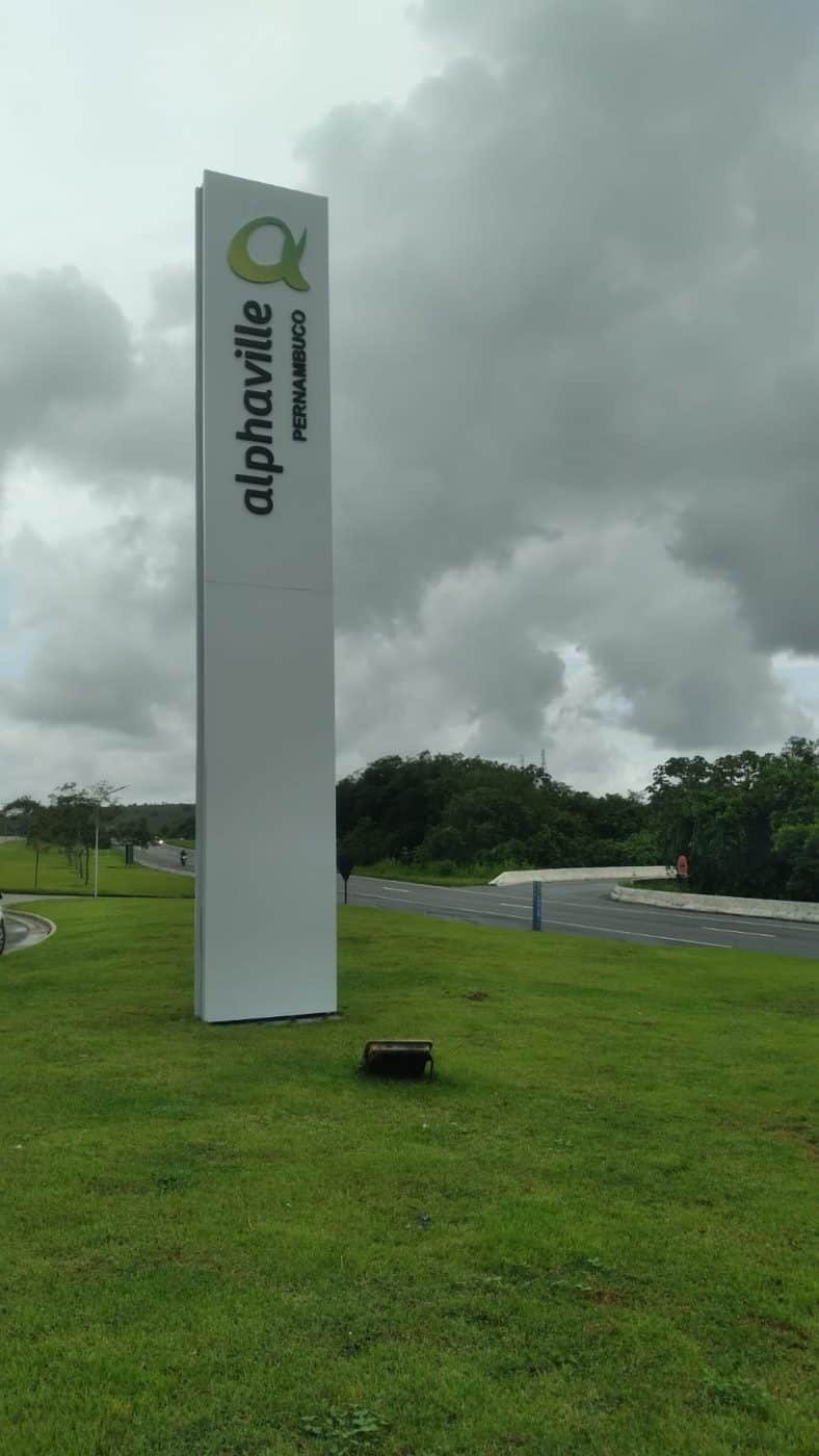 Totem em ACM do Alphaville Pernambuco fabricado e instalado pela Belplac