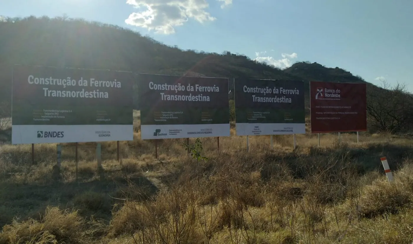 Placas de obra da Ferrovia Transnordestina, com BNDES, SUDENE e Banco do Nordeste, fabricadas pela Belplac
