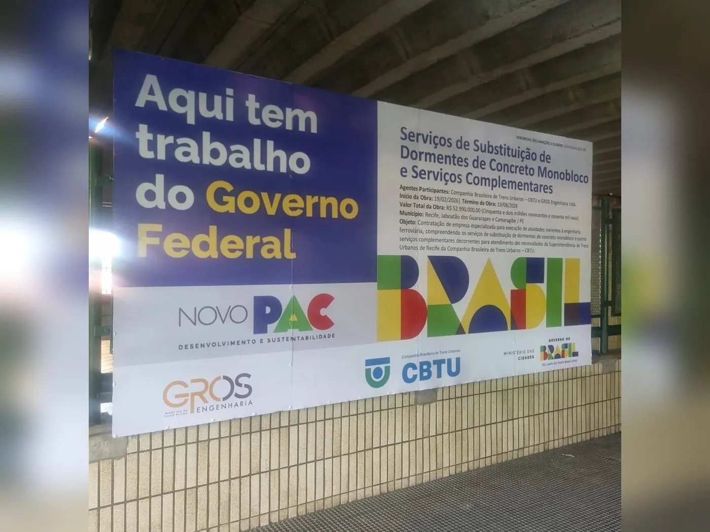 Placa de obra do Novo PAC para a CBTU em Recife, com dados de contrato e logos oficiais, fabricada pela Belplac