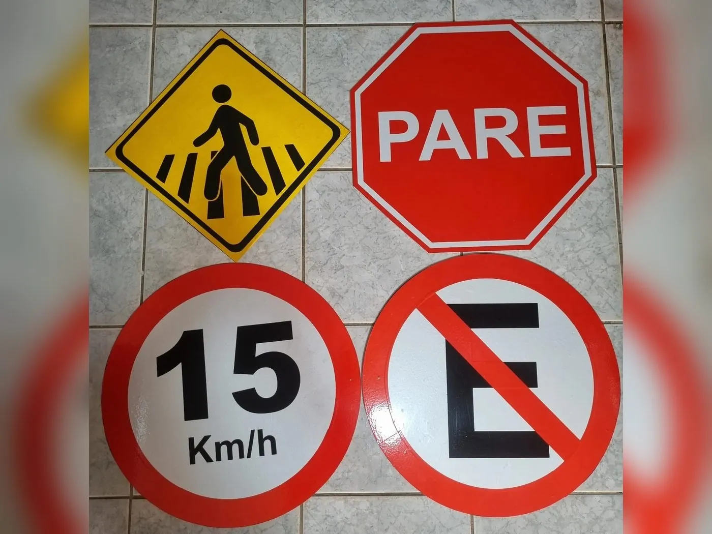 Placas de trânsito PARE, velocidade máxima, proibido estacionar e travessia de pedestres fabricadas pela Belplac