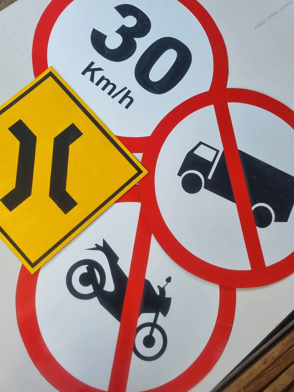 Sinalização vertical de trânsito fabricada em Recife: velocidade máxima 30 km/h (R-19), proibido trânsito de caminhões (R-9), proibido trânsito de motocicletas (R-10) e estreitamento de pista