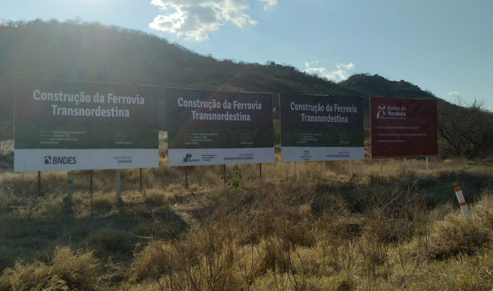 Painéis de grande formato da obra da Ferrovia Transnordestina, feitos pela Belplac