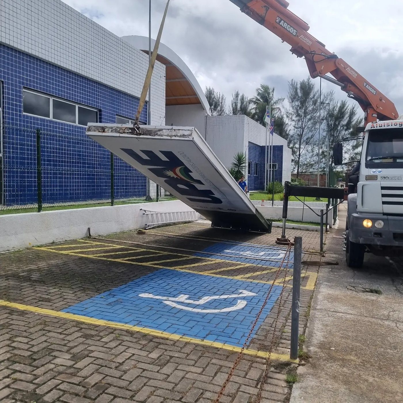 Totem da UPAE de Escada retirado com guindaste pela Belplac para recuperação