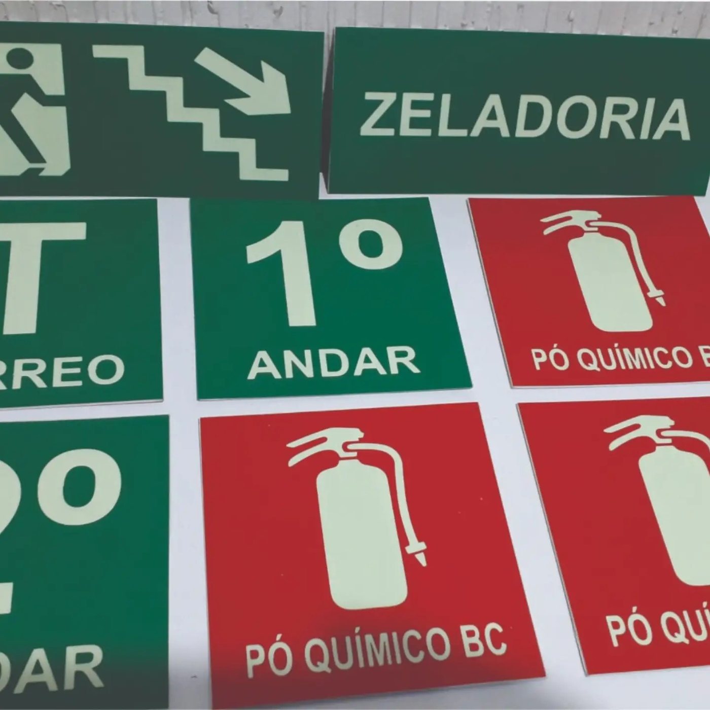 Placas fotoluminescentes de rota de fuga, andares e extintor
