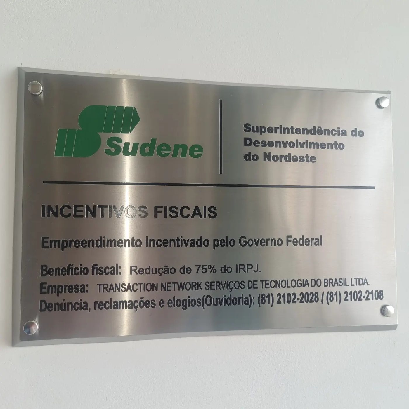 Placa SUDENE de incentivos fiscais em aço inox escovado com afastadores