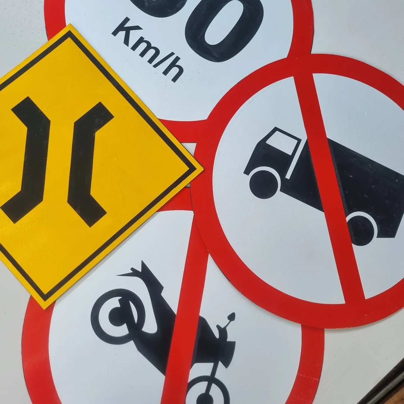 Placas de regulamentação de velocidade, proibido caminhão e proibido moto, e placa de advertência